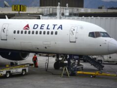 Mulher acusada de agredir sexualmente o funcionário da Delta antes de voar para fora de Salt Lake City Um passageiro bêbado supostamente agarrou e torceu o peito de um funcionário da Delta Air Lines enquanto gritava uma ameaça durante uma explosão violenta no Aeroporto Internacional de Salt Lake City, disseram as autoridades.