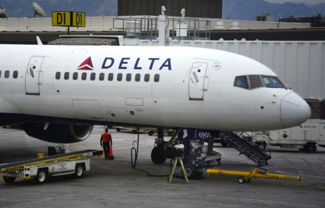 Um passageiro bêbado supostamente agarrou e torceu o peito de um funcionário da Delta Air Lines enquanto gritava uma ameaça durante uma explosão violenta no Aeroporto Internacional de Salt Lake City, disseram as autoridades.