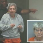 Foto de Harriet Kay Recker, uma mulher de 82 anos com cabelos curtos e grisalhos e óculos, vestindo um macacão laranja.