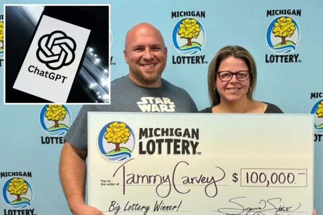 Tammy Carvey segurando um cheque da loteria de Michigan no valor de US$ 100.000.
