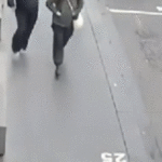 Imagens de CCTV mostraram o momento em que uma mulher foi esfaqueada aleatoriamente em plena luz do dia enquanto caminhava para o trabalho em um restaurante de sushi no CBD de Melbourne. ﻿