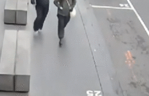 Mulher é esfaqueada aleatoriamente enquanto caminhava para o trabalho em plena luz do dia Imagens de CCTV mostraram o momento em que uma mulher foi esfaqueada aleatoriamente em plena luz do dia enquanto caminhava para o trabalho em um restaurante de sushi no CBD de Melbourne. 