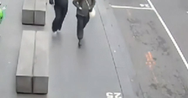 Imagens de CCTV mostraram o momento em que uma mulher foi esfaqueada aleatoriamente em plena luz do dia enquanto caminhava para o trabalho em um restaurante de sushi no CBD de Melbourne. ﻿