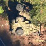 Mulher hospitalizada após carro colidir com caminhão do exército perto de Brisbane