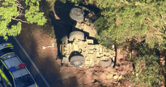 Mulher hospitalizada após carro colidir com caminhão do exército perto de Brisbane

