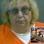 Mugshot de Marcy Oglesby vestindo um uniforme de prisão laranja e óculos.