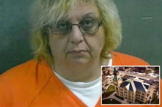 Mulher que envenenou fatalmente o namorado do chefe de polícia Mugshot de Marcy Oglesby vestindo um uniforme de prisão laranja e óculos.