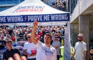 Mulher se torna viral por zombar do assassinato de Charlie Kirk no protesto ‘No Kings’ Mulher se torna viral por zombar do assassinato de Charlie Kirk no protesto 'No Kings'