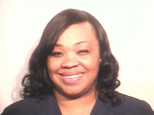 Jeanita Hopings, 45, residente em Toledo, Ohio, é procurada pela polícia por agressão e roubo.
