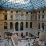 O icônico Museu do Louvre, em Paris, fechou suas portas no domingo após um roubo, segundo o ministro da Cultura da França.