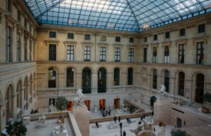 Museu do Louvre, em Paris, fechado após assalto, diz ministro da Cultura da França O icônico Museu do Louvre, em Paris, fechou suas portas no domingo após um roubo, segundo o ministro da Cultura da França.