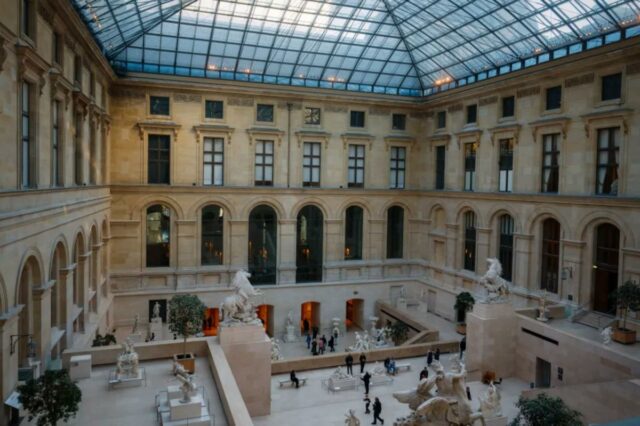 O icônico Museu do Louvre, em Paris, fechou suas portas no domingo após um roubo, segundo o ministro da Cultura da França.