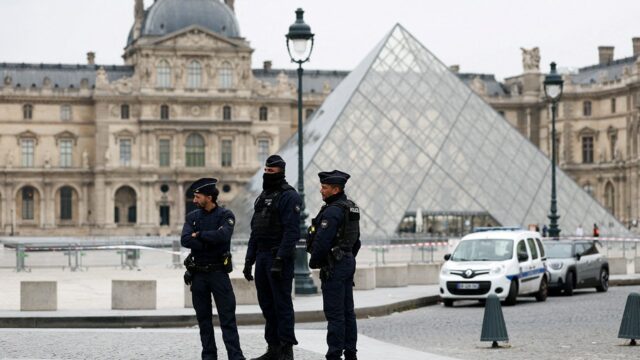 Museu do Louvre fechado após assalto, diz autoridade francesa

