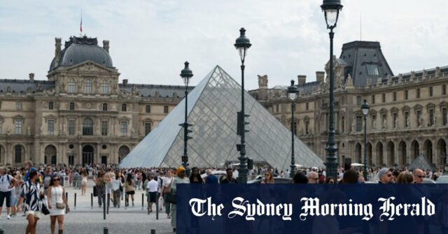 Museu do Louvre fechado após assalto, diz ministro da Cultura da França

