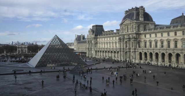 Museu do Louvre fechado por “motivos excepcionais” após assalto

