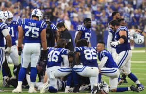 NFL penaliza jogador dos Raiders que prejudicou terrivelmente o Colts Twist Indianapolis Colts players kneel around Spencer Shrader #3