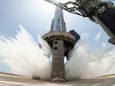 SpaceX supostamente planejando IPO em 2026 com meta de avaliação de US$ 1,5 trilhão A view of SpaceX's starship system on the launchpad with the water-cooling flame deflector system active