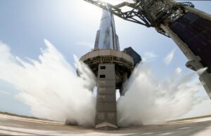 Na Starbase, a SpaceX está resolvendo o combate a incêndios com suas próprias mãos A view of SpaceX's starship system on the launchpad with the water-cooling flame deflector system active