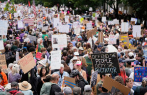 ‘Nada mais americano’: milhões esperados para protestar contra o aspirante a rei Trump ARQUIVO - Pessoas participam do