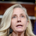 Nadadora: Abigail Spanberger, democrata da Virgínia, 'indigna' de ser governadora por não proteger os esportes femininos