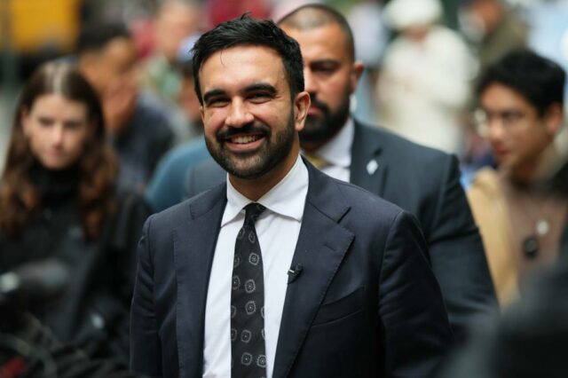 Não podemos ouvir você, Zohran. Multidão pró-Hamas silencia sobre acordo de paz de Trump em Gaza

