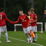 Samuel Lusale controla a bola para o Manchester United U18s.