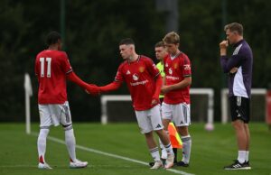 Não se lembro de JJ Gabriel, masculino, UTD, tem um superkid inquito com 8 pagamentos objetivos em 7 videogames Samuel Lusale controla a bola para o Manchester United U18s.