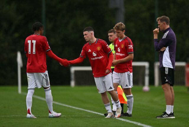 Samuel Lusale controla a bola para o Manchester United U18s.