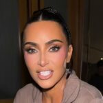 Kim Kardashian modela roupa transparente de cair o queixo com envoltório facial 008