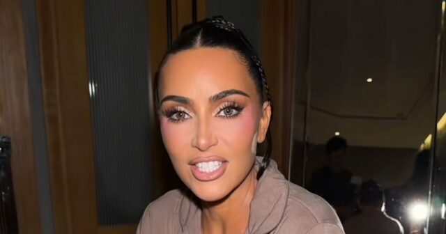 Kim Kardashian modela roupa transparente de cair o queixo com envoltório facial 008