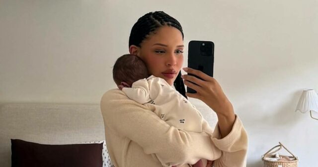 Nara Smith responde relativamente aos relatos de que ela usou GettyImages-2202616209-Influencers-Nara-and-Lucky-Blue-Smith-Welcome-4th-Baby-Together