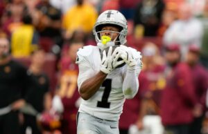 Navegue pela lesão da NFL com esses três alvos sob o radar Jalen Tolbert em um uniforme branco do Dallas Cowboys com o número 1, correndo com uma bola de futebol.