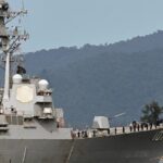 Navio de guerra dos EUA chega à capital caribenha, aumentando a pressão sobre a Venezuela
