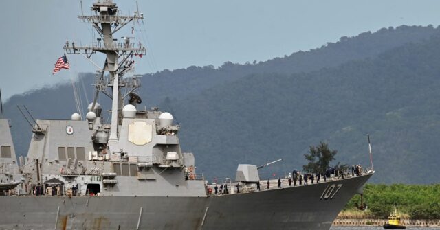 Navio de guerra dos EUA chega à capital caribenha, aumentando Navio de guerra dos EUA chega à capital caribenha, aumentando a pressão sobre a Venezuela