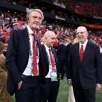 Avram Glazer, coproprietário do Manchester United, assiste das arquibancadas durante a partida da Premier League entre Manchester United FC e Fulham FC em Old Trafford, em 16 de agosto de 2024