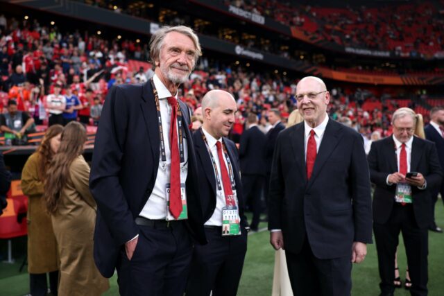 Avram Glazer, coproprietário do Manchester United, assiste das arquibancadas durante a partida da Premier League entre Manchester United FC e Fulham FC em Old Trafford, em 16 de agosto de 2024