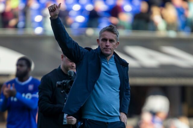 Neil Warnock aconselha o ex-Man Utd a treinar Kieran McKenna ícone de correio