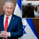 Benjamin Netanyahu fala vestindo terno azul, gravata vermelha e fita amarela, com uma bandeira israelense ao fundo.
