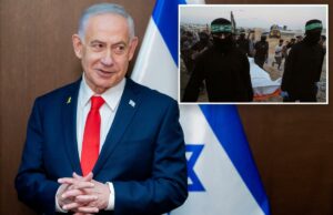 Netanyahu ordena ‘ataques imediatos e poderosos’ em Gaza depois que o Hamas supostamente atacou as FDI Benjamin Netanyahu fala vestindo terno azul, gravata vermelha e fita amarela, com uma bandeira israelense ao fundo.