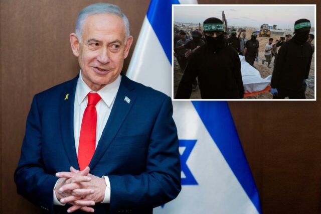 Netanyahu ordena ‘ataques imediatos e poderosos’ em Gaza depois que Benjamin Netanyahu fala vestindo terno azul, gravata vermelha e fita amarela, com uma bandeira israelense ao fundo.