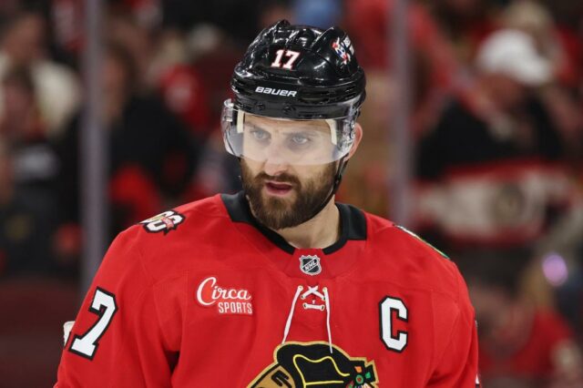 O capitão dos Blackhawks, Nick Foligno, está tirando licença para a cirurgia cardíaca de sua filha de 12 anos.