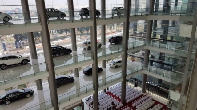 No mês passado, muitas pessoas compraram carros novos 

