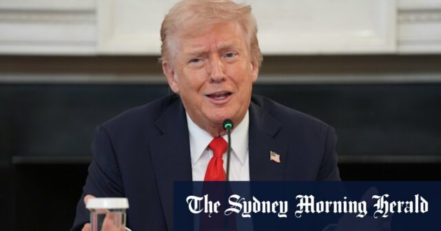 Benjamin Netanyahu pede desculpas ao líder do Catar por Israel ter violado a soberania do Catar com um ataque aéreo contra autoridades do Hamas enquanto Donald Trump, de rosto sombrio, ouve.