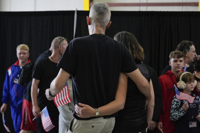 No mundo de Trump, apenas os mais brancos dos brancos Jovens refugiados africâneres da África do Sul segurando bandeiras americanas chegam, segunda-feira, 12 de maio de 2025, ao Aeroporto Internacional de Dulles em Dulles, Virgínia. (AP Photo/Julia Demaree Nikhinson)