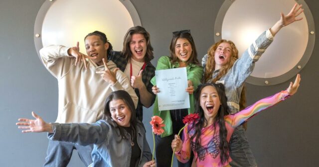 No novo desdobramento de 'Hollywood Arts', uma participante do elenco No novo desdobramento de 'Hollywood Arts', uma participante do elenco de 'Triumphant' volta à universidade para dar aulas