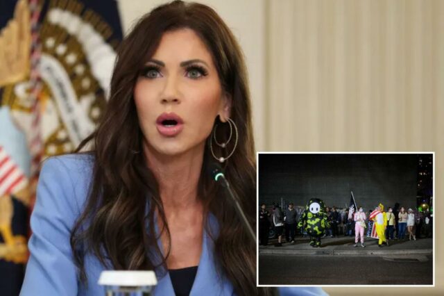 A secretária de Segurança Interna dos EUA, Kristi Noem, fala durante uma mesa redonda na Sala de Jantar de Estado da Casa Branca em 8 de outubro de 2025 em Washington, DC. 