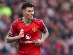 Explorando o recorde de vitórias e derrotas do Manchester United em 2025/26, com Benjamin Sesko titular e sem ícone de correio