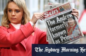 Nova disputa real paira sobre o lugar de Andrew na linha de sucessão ao trono Um repórter segura um exemplar do jornal The Sun do lado de fora dos portões do Royal Lodge.
