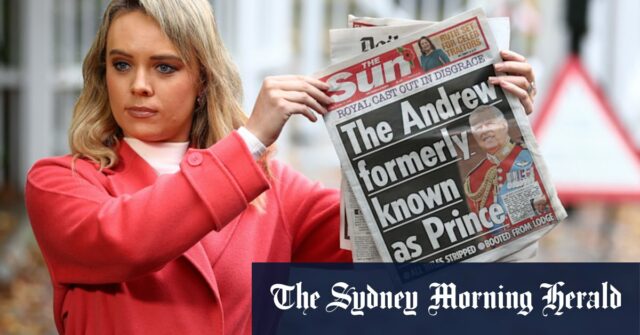 Um repórter segura um exemplar do jornal The Sun do lado de fora dos portões do Royal Lodge.