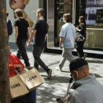 Os compradores descansam no Pitt St Mall, no CBD de Sydney.